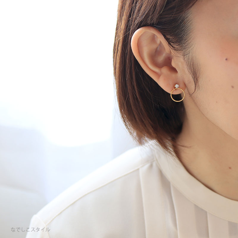 ゴールドカラーダイアモンド３ミリとリングチャームのピアスを合わせている４０代女性の耳写真