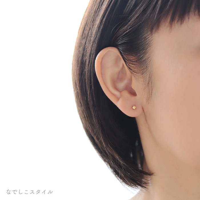 つけっぱなしOKのセカンドピアス｜ピュアチタン「キャラメル」しかく型 ゴールドカラー 着用イメージ