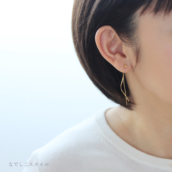 お出かけ用にバックキャッチも着けられる｜金属アレルギー対応ピュアチタン「キャラメル」ゴールド 着用
