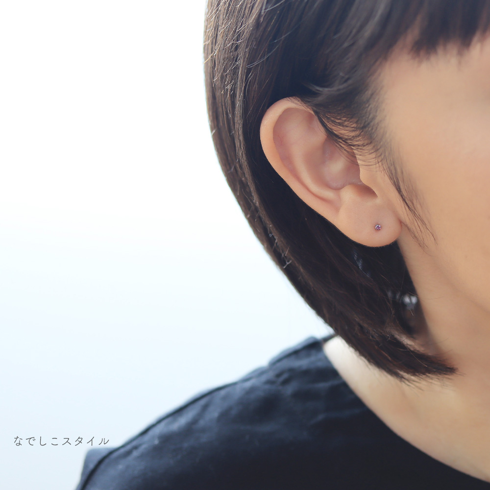 純チタンピアス、一粒キュービックジルコニア「秋桜」2mmを耳に着けた40代女性の横顔