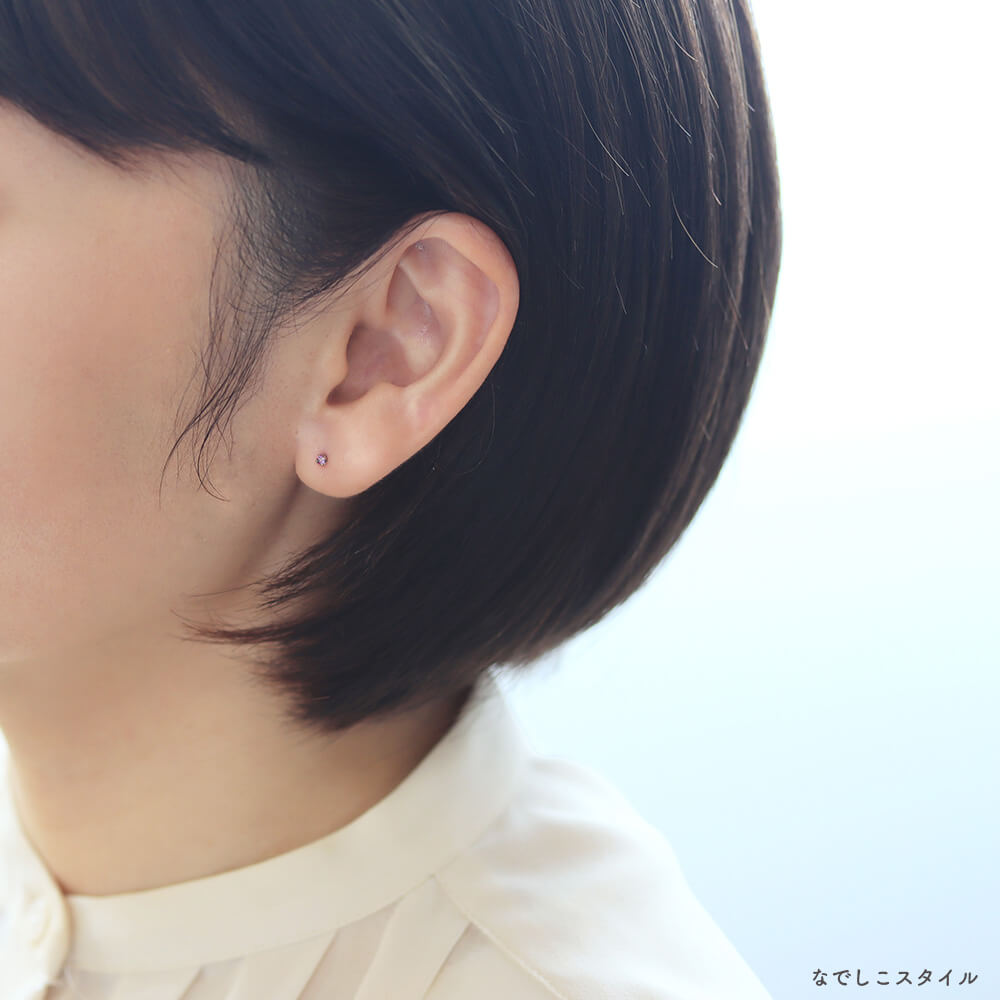 お仕事シーンで純チタンピアス「秋桜」2mmを耳に着けた40代女性の横顔