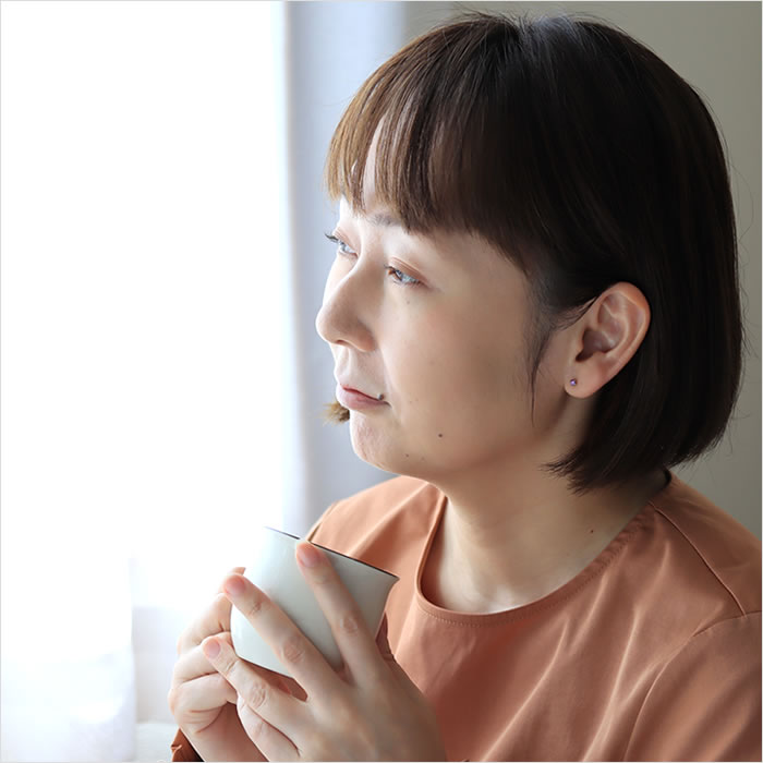 ピアス「秋桜」をつけた４０代女性の耳もとイメージ画像