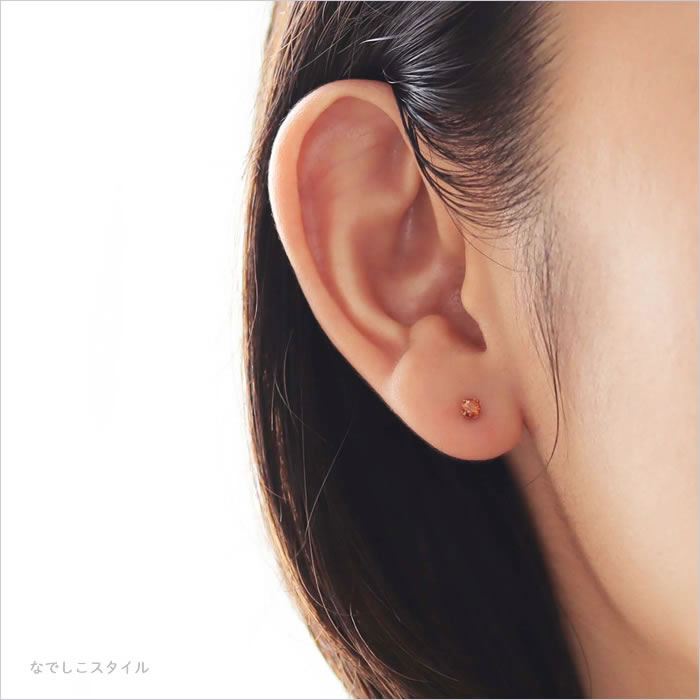 ブランデートパーズを耳に着けた４０代女性の耳写真