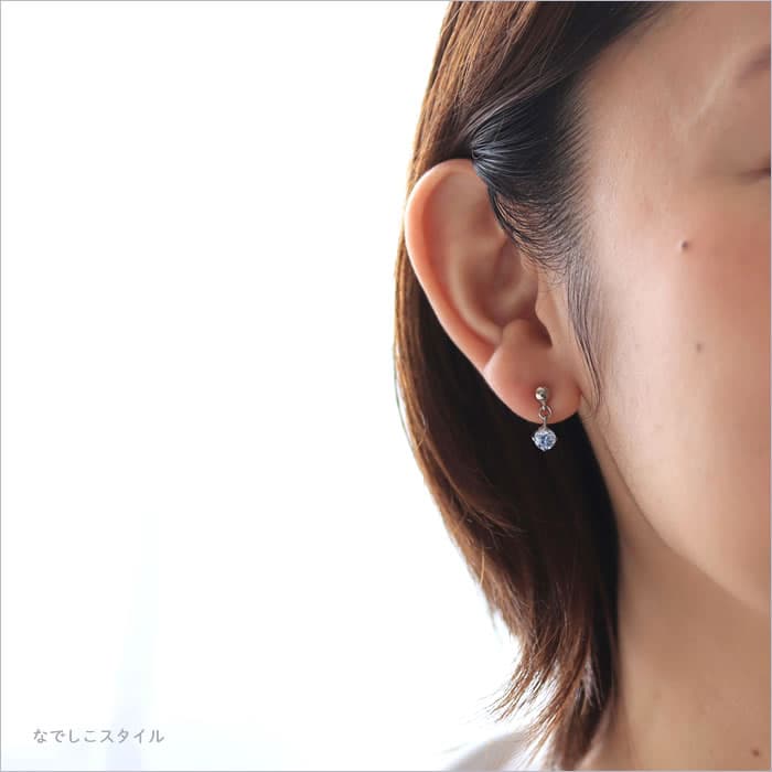 純チタンピアスエクラ/サファイアブルーを耳に着けている４０代女性の横顔