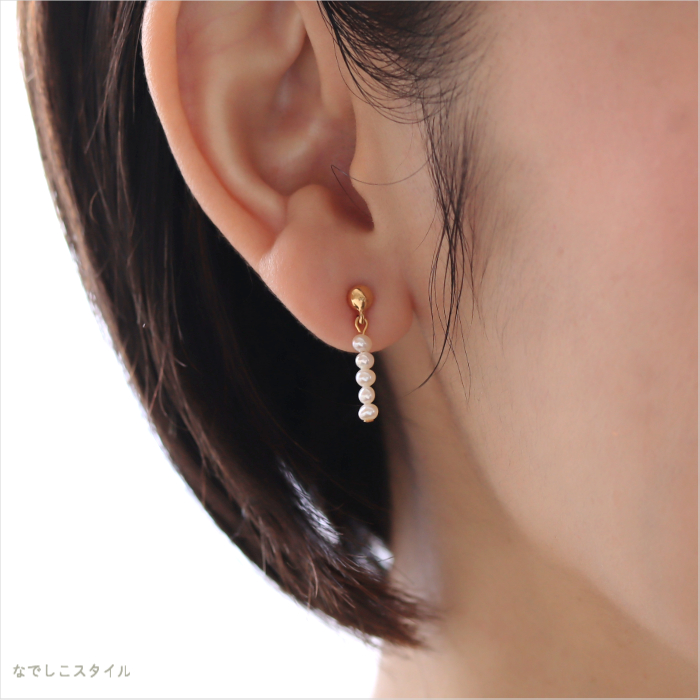 純チタンピアスkonayuki/小粒淡水パールのラインピアスを耳に着けている４０代女性の横顔