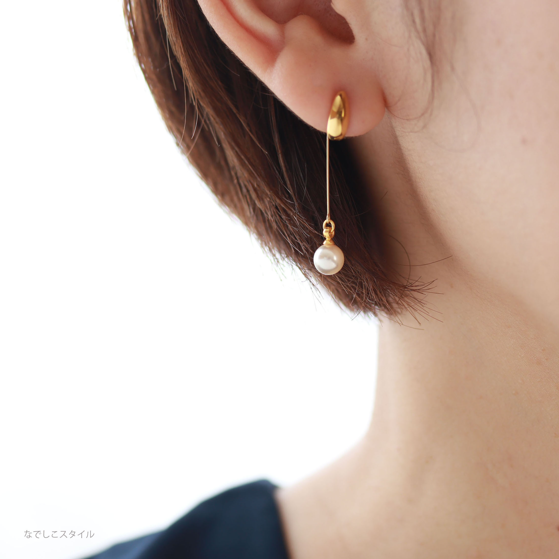 ゴールドカラー三日月ピアスとロングパールキャッチを合わせておしゃれをする４０代女性