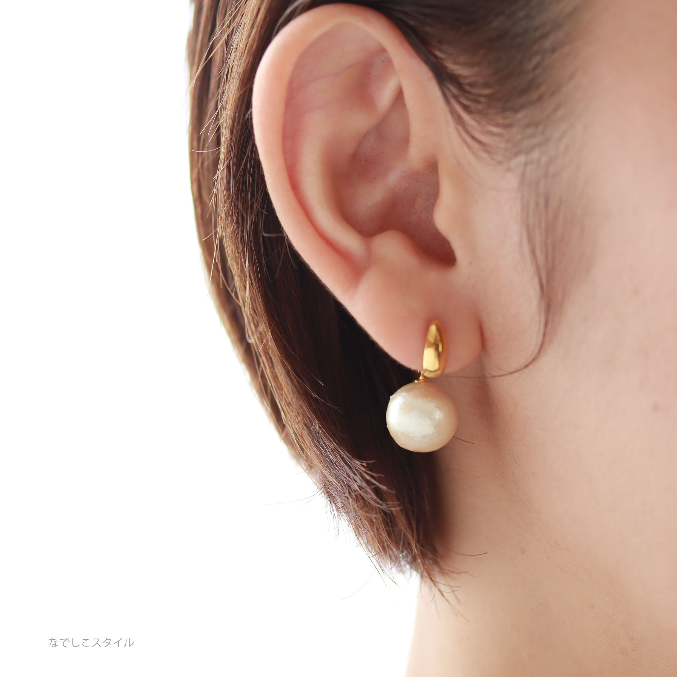 ゴールドカラー三日月ピアスとコットンパーツキャッチきなりを合わせておしゃれをする４０代女性