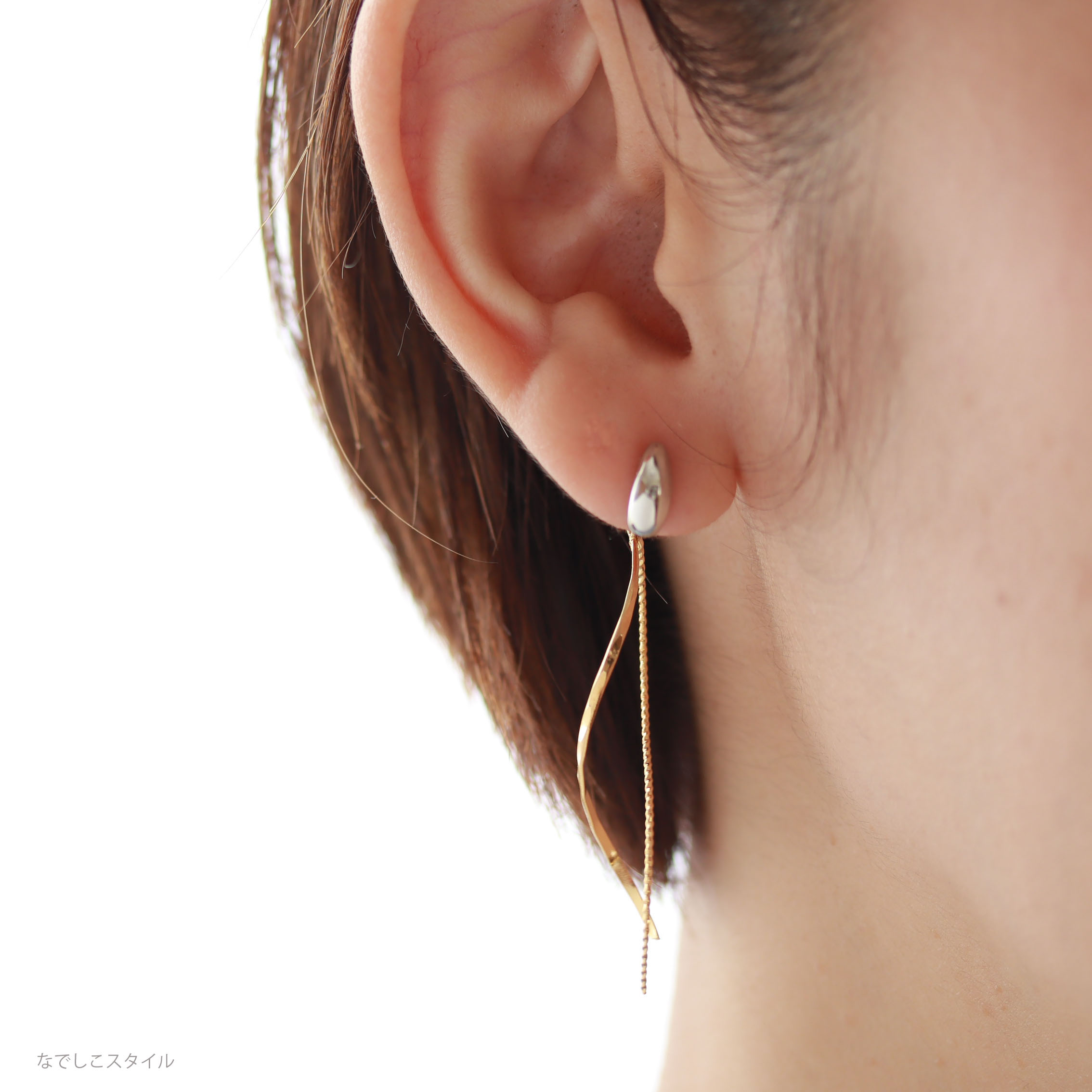 プラチナカラー三日月ピアスとウェーブラインゴールドを合わせておしゃれをする４０代女性