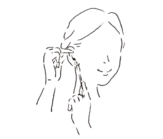 お風呂上がりにピアスホール付近の水分を綿棒などでキレイにふきとって