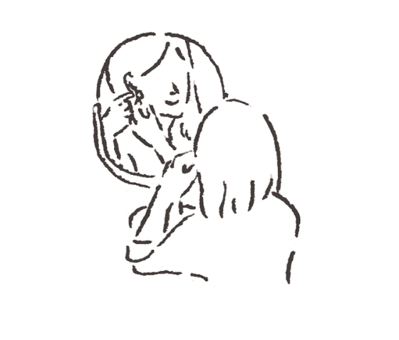 ピアスをつける時は、「鏡」を見ながら