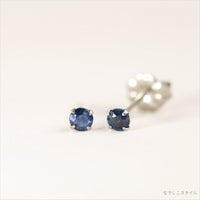 金属アレルギー対応のチタンピアス、天然石ブルーサファイアのピアスを置いた画像