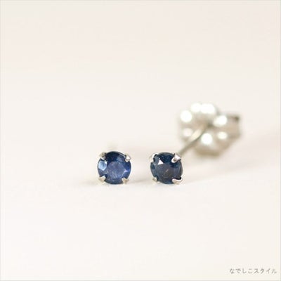 金属アレルギー対応のチタンピアス、天然石ブルーサファイアのピアスを置いた画像