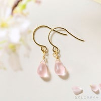 金属アレルギー対応の純チタンフック使用、ティアドロップピアス「さくら」の正面画像