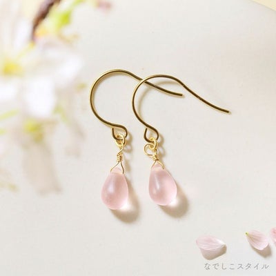 金属アレルギー対応の純チタンフック使用、ティアドロップピアス「さくら」の正面画像