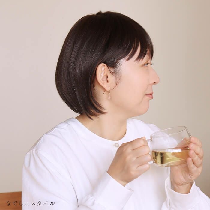 金属アレルギー対応の純チタンフック、ティアドロップピアス「さくら」を身に着けた４０代女性