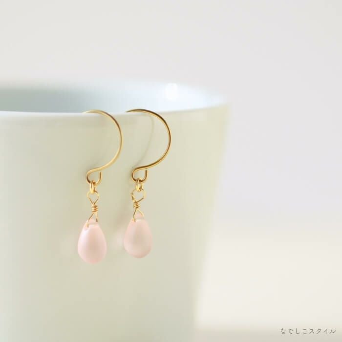 金属アレルギー対応の純チタンフック使用、ティアドロップピアス「さくら」の揺れるイメージ画像