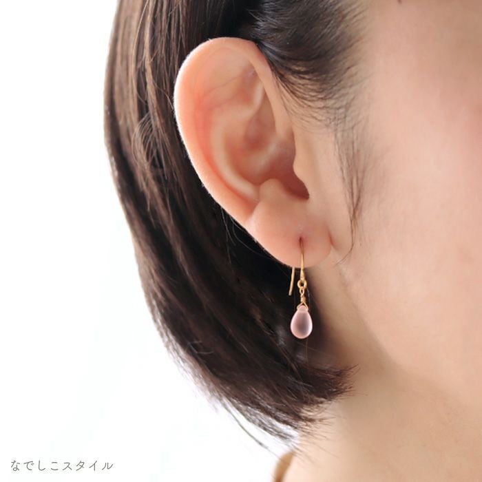 金属アレルギー対応の純チタンフック、ティアドロップピアス「さくら」を身に着けた４０代女性