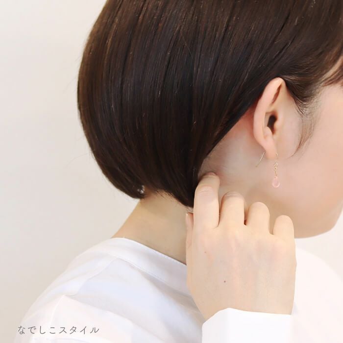純チタン製揺れるフックティアドロップさくらを耳に着けた４０代女性