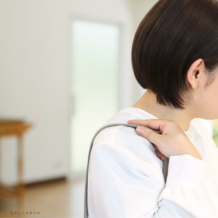 純チタン製揺れるフックティアドロップさくらを耳に着けた４０代女性