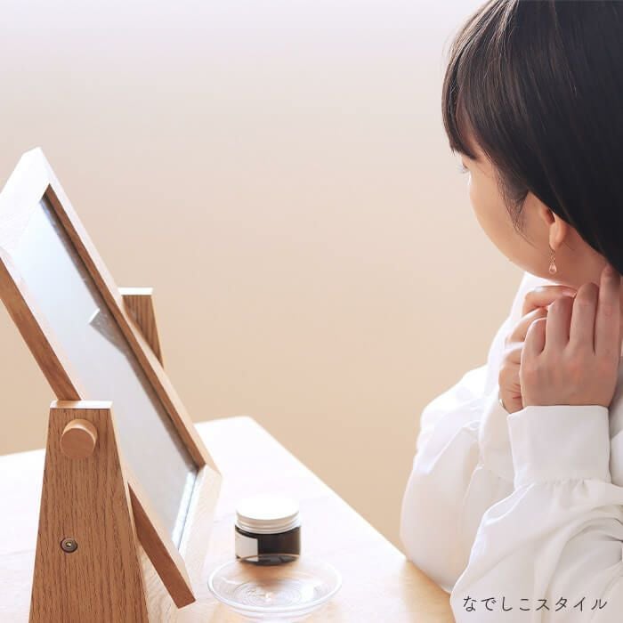 金属アレルギー対応の純チタンフック、ティアドロップピアス「さくら」を身に着けた４０代女性