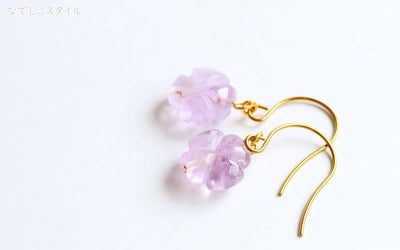 金属アレルギー対応の純チタンピアス使用、四つ葉のクローバー「ラベンダーアメジスト」の正面の画像