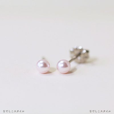 桜色グラスパール４mm（スタッド）軸の色がプラチナカラーのピアス全体像写真