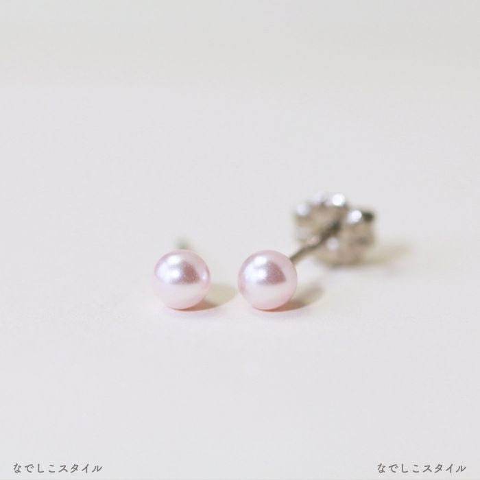桜色グラスパール４mm（スタッド）軸の色がプラチナカラーのピアス全体像写真