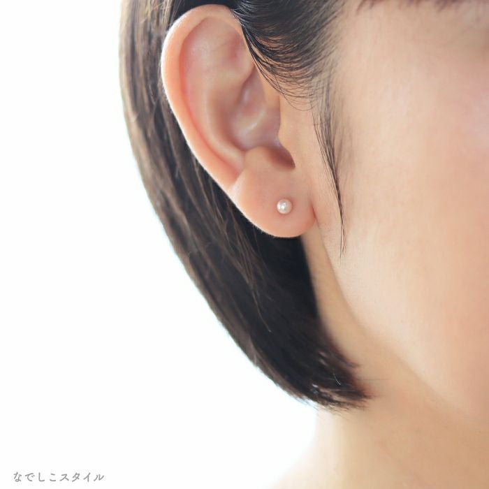 スワロフスキー桜色グラスパールを耳に着けた４０代女性の耳写真