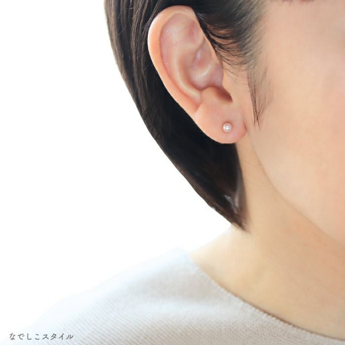 桜色グラスパールを耳に着けた４０代女性のお出かけイメージ写真