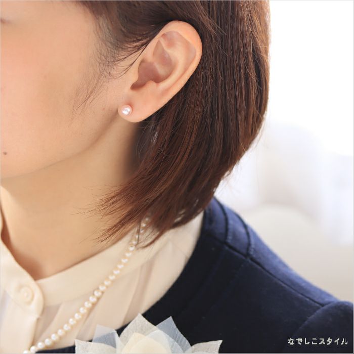 入学式や卒業式のフォーマルなスタイルに桜色グラスパールをあわせている40代女性の耳写真