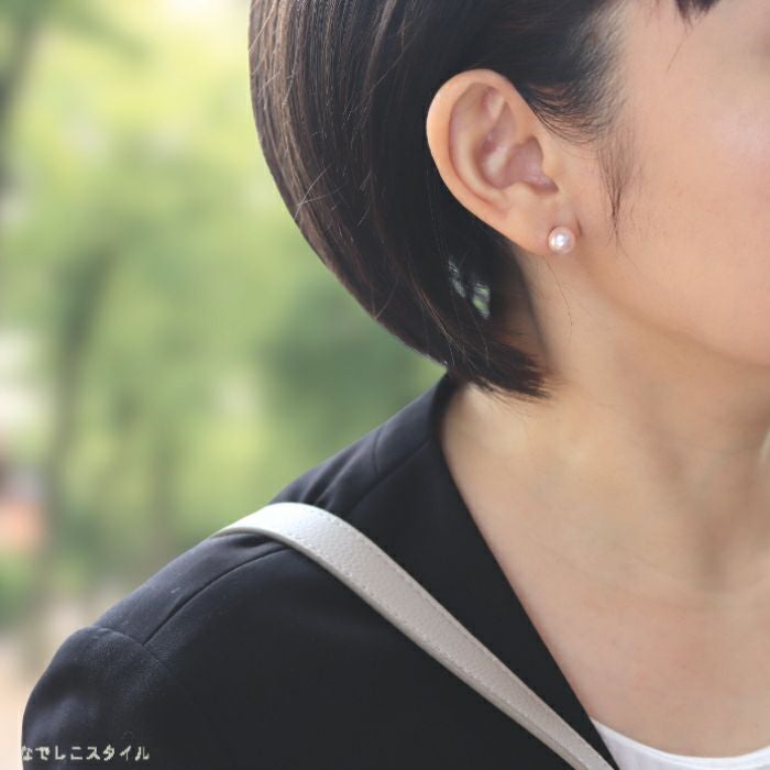 金属アレルギー対応の純チタン素材使用「桜色グラスパール８ｍｍスタッド」の出勤時女性画像