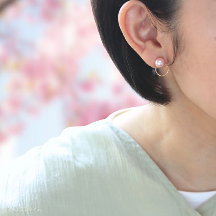 金属アレルギー対応の純チタン素材使用「桜色グラスパール８ｍｍスタッド」のお出かけ女性画像