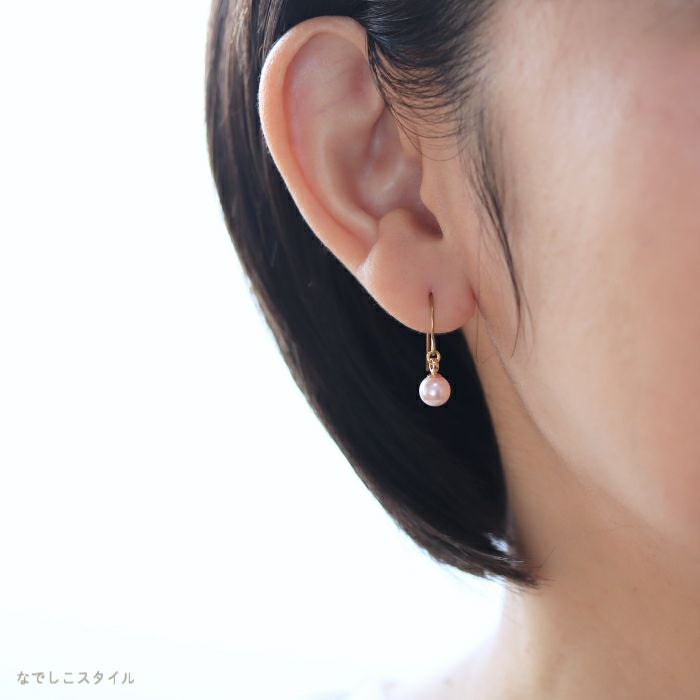 純チタン使用の「桜色グラスパール６mm（フック）」を耳につけた女性の画像