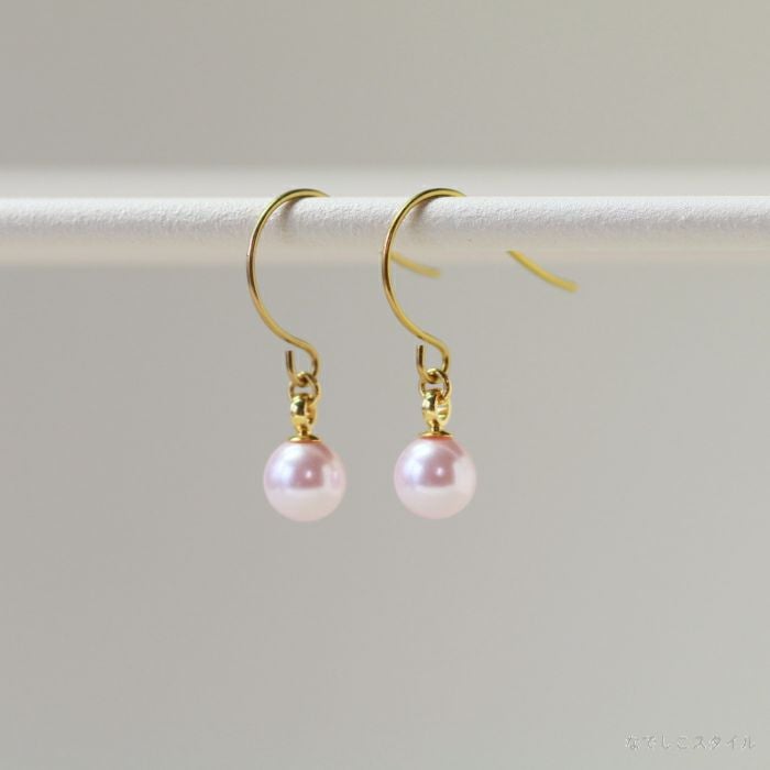 金属アレルギー対応の純チタンピアス、「桜色グラスパール６mm（フック）」を正面から見た画像