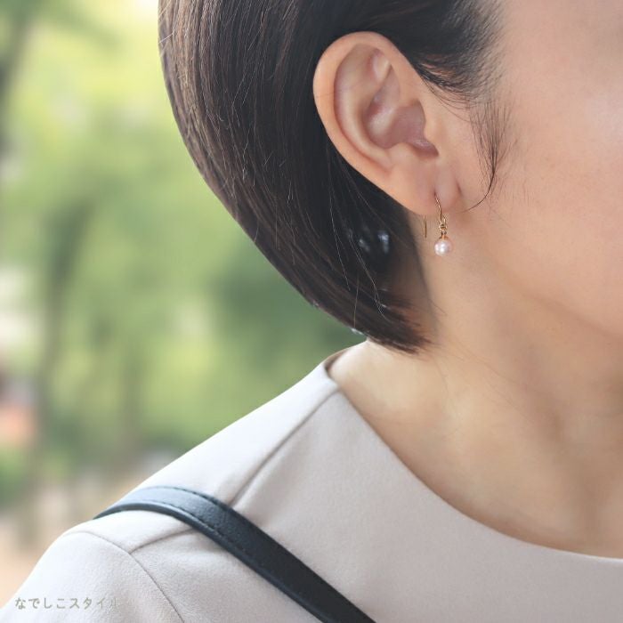 金属アレルギー対応の純チタンフック使用「桜色グラスパール６mm（フック）」の出勤時女性画像