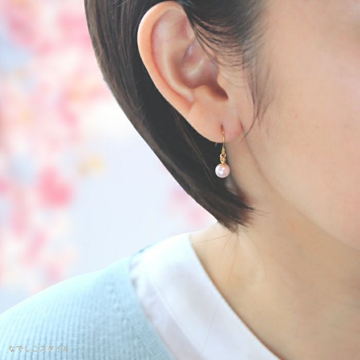 金属アレルギー対応の純チタンフック使用「桜色グラスパール６mm（フック）」のお出かけ女性画像