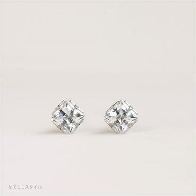 チタン純度99.5％の大粒のチタンピアス「カルテット/CZダイアモンド」４mm、正面からの拡大画像