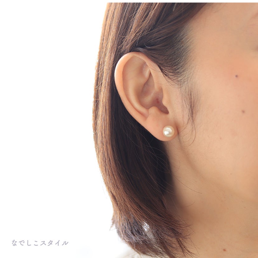 純チタンピアス、純チタンピアス、「一粒グラスパール/８mm（スタット）を耳に着けている３０代女性の横顔