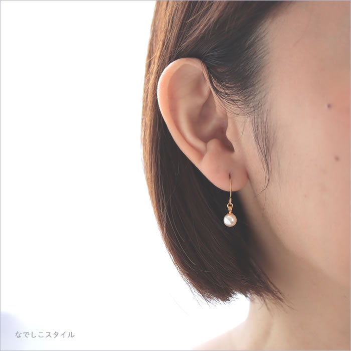 純チタンピアス、純チタンピアス、「一粒グラスパール/６mm（フック）を耳に着けている３０代女性の横顔
