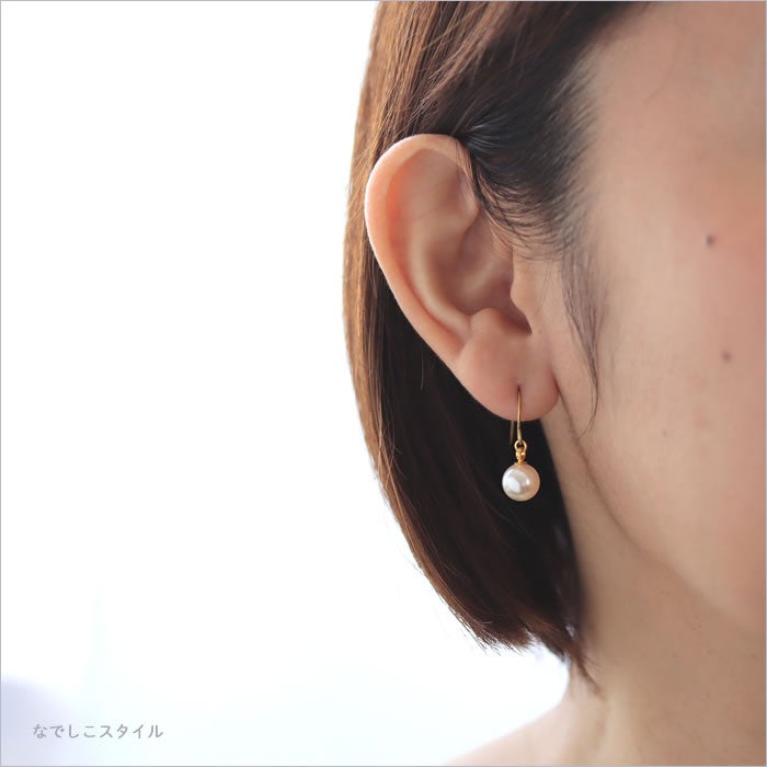 純チタンピアス、純チタンピアス、「一粒グラスパール/８mm（フック）を耳に着けている３０代女性の横顔