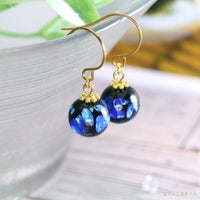 金属アレルギー対応の純チタンフック使用、「ほたる玉ピアス/海蛍」の正面の画像