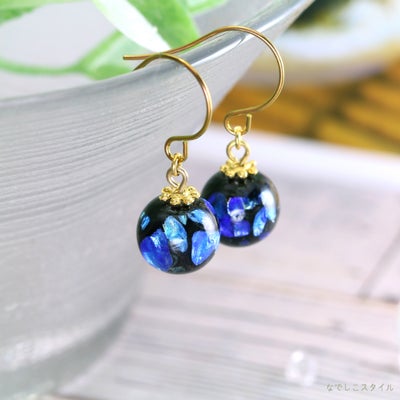 金属アレルギー対応の純チタンフック使用、「ほたる玉ピアス/海蛍」の正面の画像