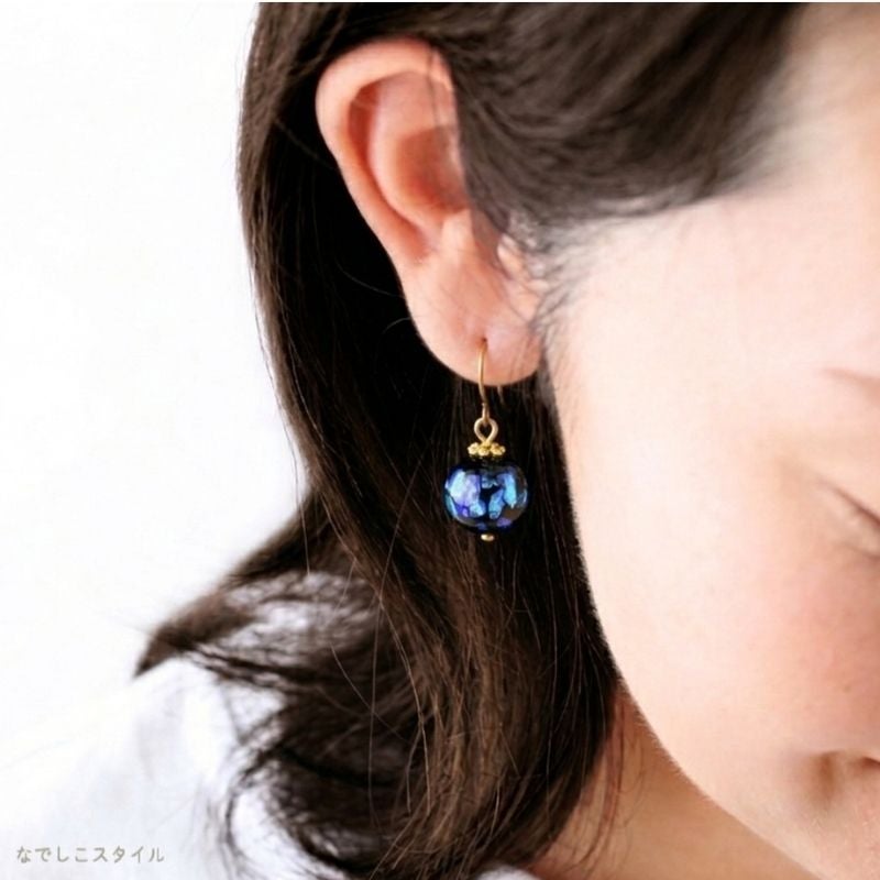 純チタン使用の「ほたる玉ピアス/海蛍」を耳につけた女性の画像