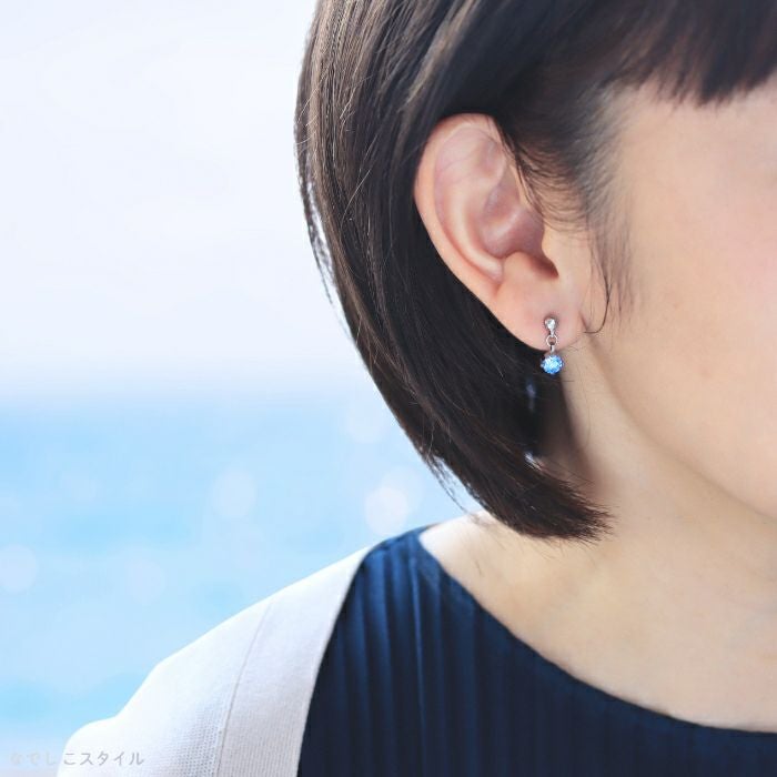 金属アレルギー対応の純チタンピアス、エクラ「CZマリンブルー」/ジルコニアがゆれるスタッドピアスの着用画像