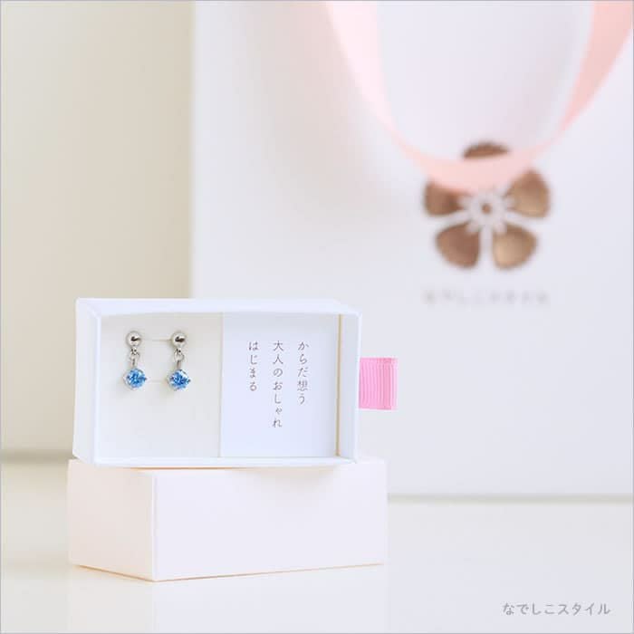 金属アレルギー対応の純チタンピアス、エクラ「CZマリンブルー」/ジルコニアがゆれるスタッドピアスのギフトの画像