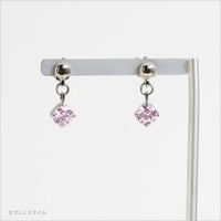 チタン純度99.5％の純チタンピアス使用、エクラ「CZピンクダイア」/ジルコニアがゆれるスタッドピアスの正面の画像