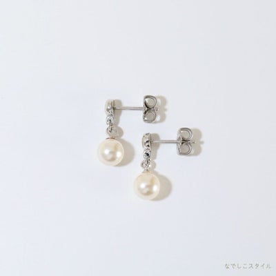 スワロフスキーパールがゆれるスタッドピアス「ペルル」を置いた画像