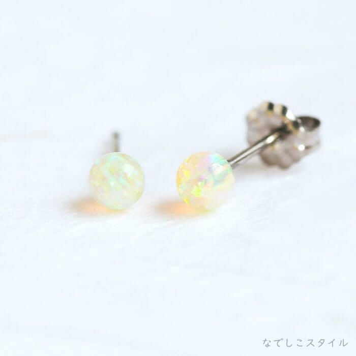 金属アレルギー対応の純チタンピアス京都オパール弥生を上から見たときの全体の大きさがわかる写真