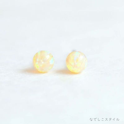 チタン純度99.5％の純チタンピアス使用、京都オパール弥生のピアスの正面からキャッチまでが写っている写真