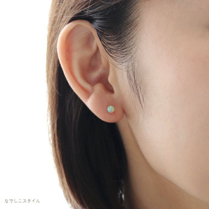 金属アレルギー対応の純チタンピアス、「京都オパール/弥生を耳に着けている４０代女性のイメージ写真